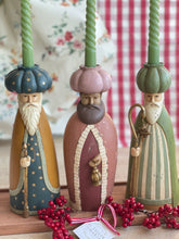 Cargar imagen en el visor de la galería, Candelabro RRMM Ivy con velas mint rizadas